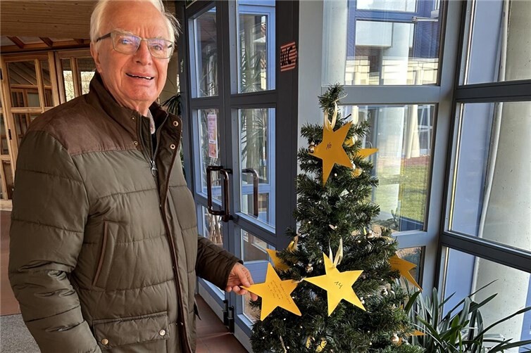 In diesem Jahr laden die evangelische Kirche, die Diakonie und der Lions-Club Bonn-Rhenobacum erneut zum Mitmachen beim „Wunschbaum“ im Vorraum der Friedenskirche ein. Foto: privat