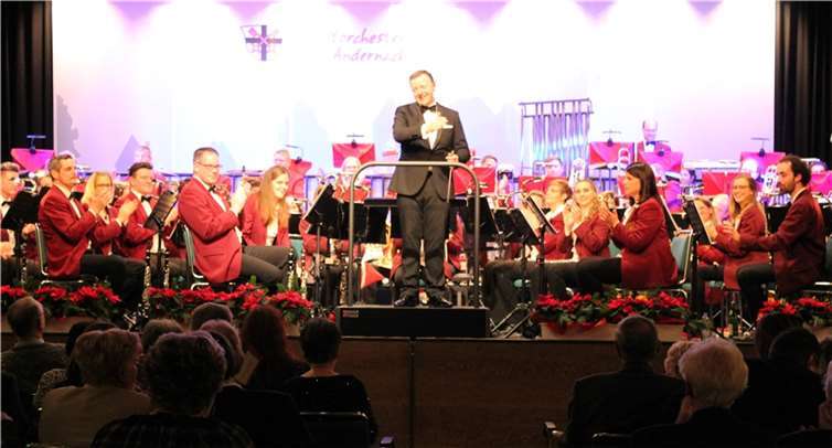In diesem Jahr lädt das Stadtorchester zu den Adventskonzerten in die Rheinland-Halle Mühlheim-Kärlich ein.. Foto: Corinna Mühlbauer