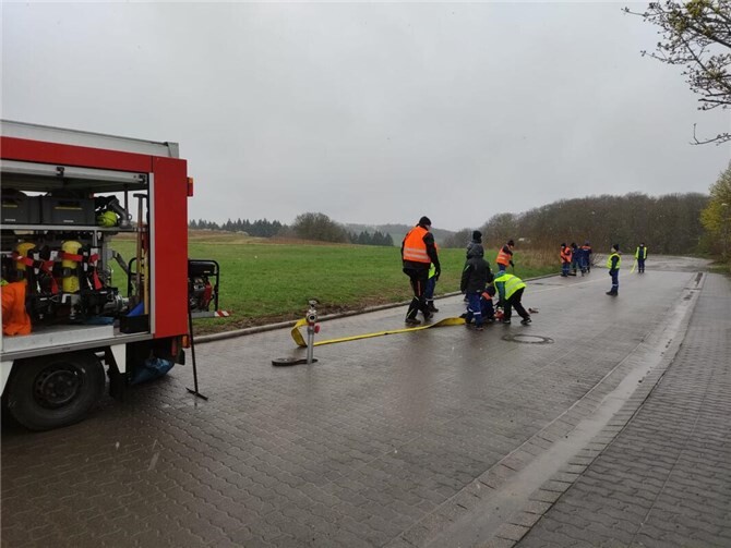 In diesem Jahr leistete auch die Jugendfeuerwehr einen wichtigen Beitrag. Im Rahmen einer Übung säuberte sie die Straße „Im Feenwalde“ und beseitigte den Unrat am noch nicht ausgebauten Buswendeplatz.