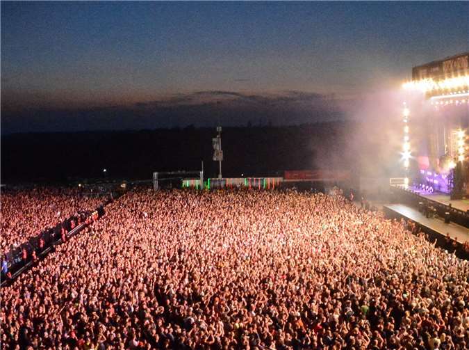 In diesem Jahr müssen zigtausende Fans auf die bombastischen Light- und Bühnenshows bei Rock am Ring verzichten. Foto: CF