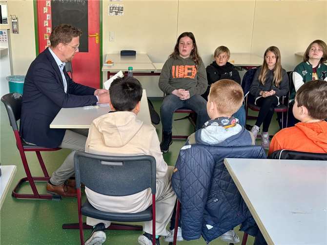 In diesem Jahr nahm unter anderem Swen Christian, Beigeordneter der Gemeinde Wachtberg, an der Aktion teil und las der Klasse 5b der Hans-Dietrich-Genscher-Schule aus dem Buch „Allein in der Wildnis“ von Gary Paulsen vor.  Foto: privat