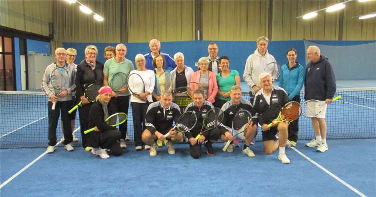 In diesem Jahr nahmen zehn Frauen und zehn Männer aus insgesamt sechs Vereinen an dem beliebten Hallenturnier teil. Bei den Frauen wiederholte Christine Arck (HTC SW Bonn, kniend links) ihren Vorjahreserfolg, bei den Männern siegte Lothar Jacobs (SV Altenahr, stehend links).privat