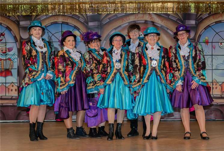 In diesem Jahr präsentierten die Möhnen stolz ihr neues modernes Ornat.  Foto: JeckeMedia