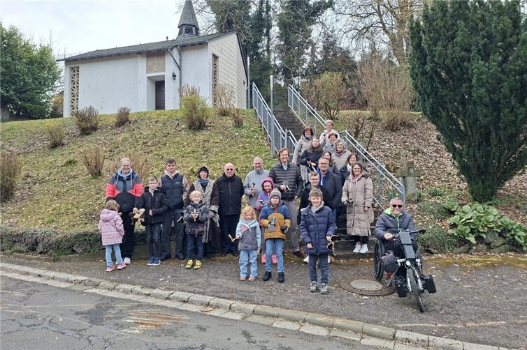 In diesem Jahr traf sich die Kläpper-Community am Karfreitag erstmalig an der Arfter Dorfkapelle „Heilige Dreifaltigkeit“. 