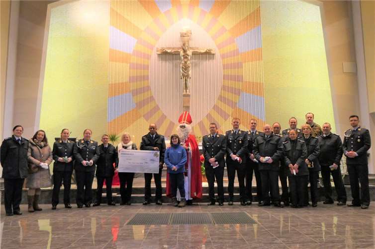 Ein Nikolaustag der Herzen In diesem Jahr überreichten die Soldaten einen großzügigen Scheck über 1000 Euro, der in die Finanzierung des „Schutzengelsystems“ fließen wird. Foto: Bundeswehr