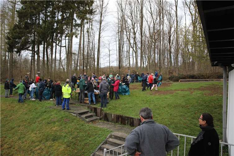 In diesem Jahr wieder im April, beteiligten sich mehr als 100 Helferinnen und Helfer aus Wirges, den Vereinen und der Grundschule am „Frühjahrsputz“ in Wirges. Foto: Norbert Schwickert