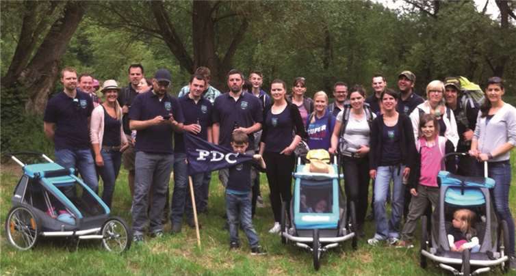 In diesem Jahr wurde das Gruppenfoto nicht am Startpunkt, sondern im Grünen geschossen.privat