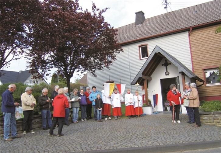 In diesem Jahr wurde der Marienmonat am Glattergasse-Heiligenhäuschen eröffnet.privat