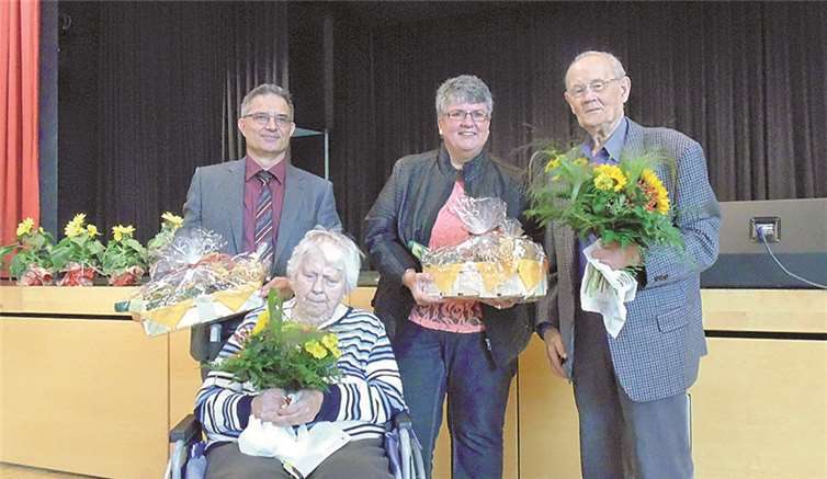 In diesem Jahr wurden Helene Kalter und Erwin Krämer als älteste Besucher/in des Seniorenfestes mit einem Blumenstrauß und einem Präsentkorb geehrt. privat