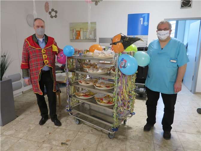 In diesem Jahr wurden die karnevalistisch verzierten Berliner vom Geschäftsführer Thomas von Kessel und vom Ärztlichen Direktor Dr. Guido Ketter an die Mitarbeitenden der BDH-Klinik Vallendar verteilt. Fotos: BDH-Klinik Vallendar