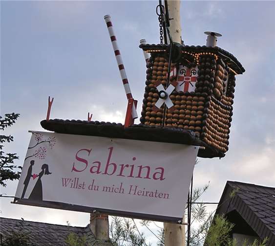 In diesem Jahr zierte den Kirmesbaum nicht nur eine neue Krone, auch ein ungewöhnlicher Heiratsantrag begeisterte die Besucher der Kirmes.