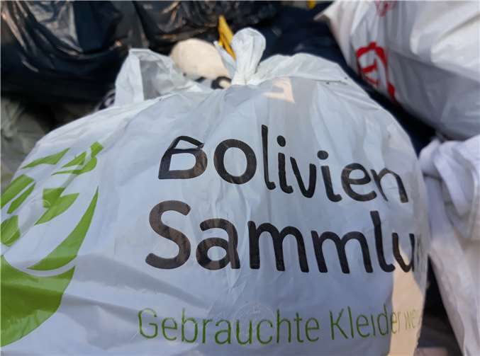 In diesen Kleidersäcken können die Kleidungsstücke gesammelt werden. Foto: privat