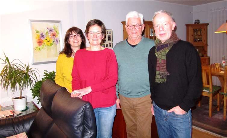 In diesen Tagen beginnt das vom Vorstand und Bildungsreferent des Vereins Eine-Welt Linz für den Verein und den Weltladen ausgearbeitete Jahresprogramm. Über den Start freuen sich von links: Schatzmeisterin Jutta Dietrich, stellv. Vorsitzende Annette Förster, Vorsitzender Hans-Joachim Schmitz, Bildungsreferent Karl Hermann mthauer.Foto: Verein Eine-Welt Linz