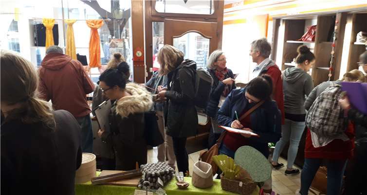 In diesen Tagen besuchten 18 angehende Erzieher*innen der Alice-Salomon-Schule zusammen mit ihrem Sozialkundelehrer den Weltladen. Ziel war es, den Fairen Handel kennenzulernen und eine Musterschultüte mit Produkten des Fairen Handels zusammenzustellen. Foto: Weltladen Linz