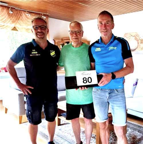 In diesen Tagen feierte Hans Schmalebach seinen 80 Geburtstag. Vom Lauftreff SV Weitersburg überbrachten Eric Syburra (Abteilungsleiter) und Andreas Bomm (Stellvertreter) die besten Glückwünsche.  Foto: privat