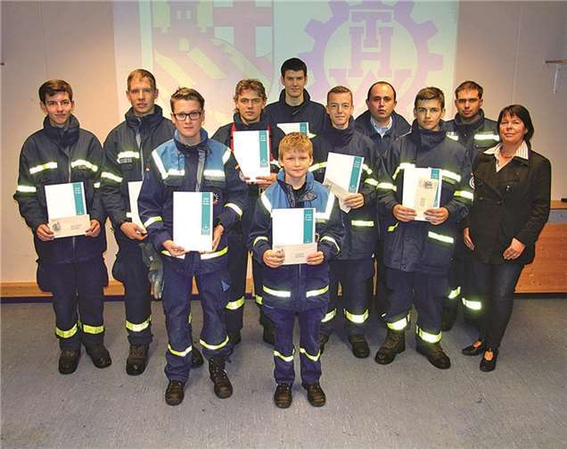 In diesen Tagen ist die jährliche Haussammlung des Volksbundes Deutsche Kriegsgräberfürsorge (VDK) gestartet. Im vergangenen Jahr waren auch junge THW-ler mit der Sammeldose für den gemeinnützigen Verein unterwegs. Diesen Jugendlichen und ihren Betreuern Björn Harrenberger (4.v.r.) und Tom Hildebrandt (2.v.r.) dankte jetzt die städtische VDK-Beauftragte Karin Thyssen (rechts) herzlich für ihren Einsatz und überreichte ihnen dafür Urkunden und Präsenteprivat