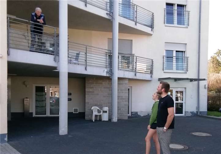 In diesen Tagen ist es schwer, seine Lieben nur von weitem sehen zu dürfen. Foto: Rita Gasper