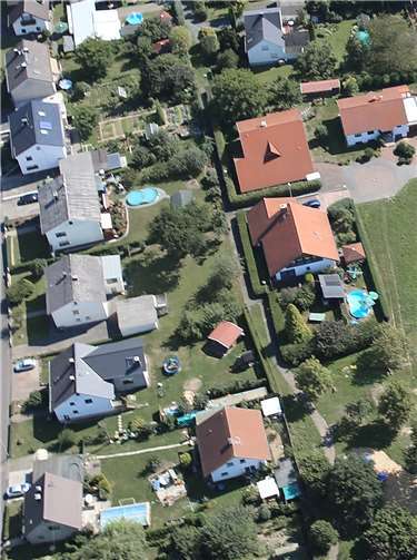 In diesen Tagen werden viele Pools in privaten Gärten mit frischem Trinkwasser befüllt. Das führt zu Problemen in der Wasserversorgung. Die Verbandsgemeindewerke Montabaur bitten daher, eine geplante Pool-Füllung vorab anzumelden Quelle: Verbandsgemeinde Montabaur/Archivbild.