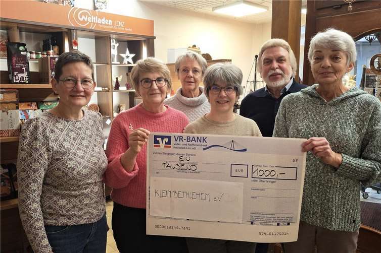 In diesen Tagen wurde der stellvertretenden Vorsitzenden des Vereins Klein-Bethlehem, Martha Schützeichel aus St. Katharinen, vom Vorstand des Vereins Eine-Welt Linz e.V. ein symbolischer Scheck über eine Geldspende in Höhe von 1.000 Euro überreicht. Foto: Hans-Joachim Schmitz