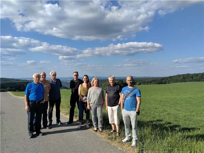 In dieser Landschaft werden künftig Windräder für saubere Energie sorgen: SPD vor dem Gelände des Windparks Ramersbach.  Foto: SPD Bad Neuenahr-Ahrweiler/Ursula Koll