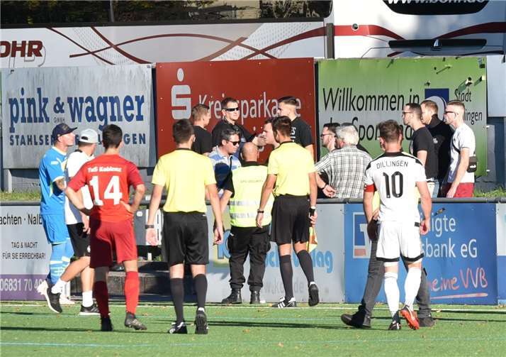 In dieser Phase schien sich die Lage wieder zu beruhigen. TuS-Trainer Anel Dzaka und Torhüter Dieter Paucken hatten versucht, auf alle Beteiligten einzuwirken.TH