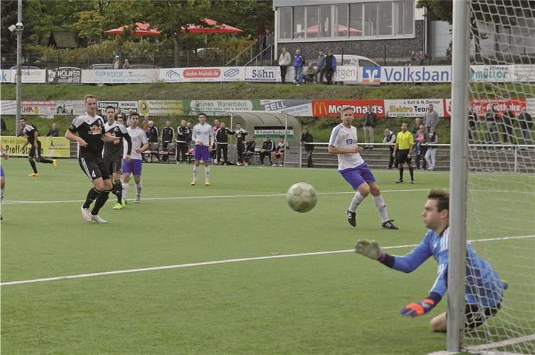 In dieser Situation kann der Keeper aus Badem den Ball gerade noch so an den Posten lenken. privat