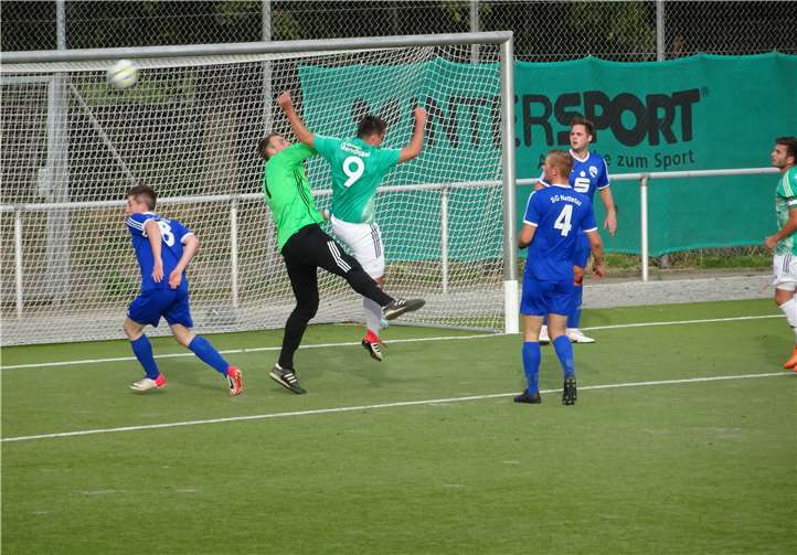 In dieser Szene aus dem ersten Spieldurchgang in Mendig sieht es bereits nach einem Gastgebertreffer aus, aber noch streifte der Ball am Nettetaler Gehäuse vorbei. Das sollte sich gleich nach der Pause ändern.  privat
