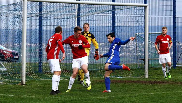 In dieser Szene muss sich der zweifache Torschütze Nico Steinbach (blaues Trikot) noch der Überzahl der Gäste (links Marc Thönges, rechts Kapitän Raphael Kauer, hinten Torhüter Michael Reuther) beugen.Fotos: SK