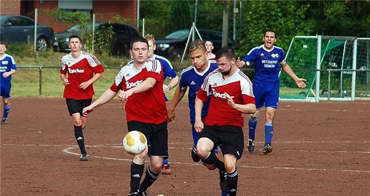 In dieser Szene nehmen die beiden Spieler der SG Mosel Löf den Akteur der SG Westum/Löhndorf ein wenig in die Zange, am Ende behielten die Gastgeber aber deutlich die Oberhand.RÜ
