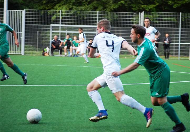 In dieser Szene sieht Jan Malte Schröter von seinem Gegenspieler Moritz Hoffmann nur die Hacken.