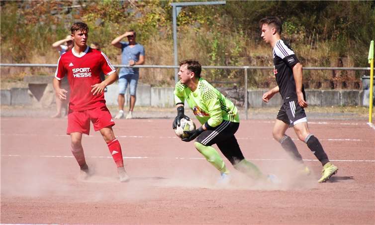 In dieser Szene zeigte sich Jan Heinemann, die neue Nummer eins der SG Eintracht Mendig/Bell, noch auf der Höhe. In der zweiten Halbzeit ließ er allerdings einen harmlosen 40-Meter-Freistoß passieren.SK