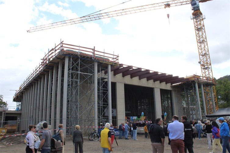 In dieses neue Gebäude, das optisch durch seine neun Meter hohen, freistehenden Säulen auffällt, sollen Tourist-Info, Stadtbibliothek, Lesesaal, Trinkhalle und Konzerthalle integriert werden.