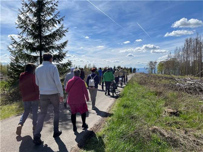 In drei Stationen durch den Klima-Zukunftswald an der Alarmstange. Fotos: Montabaur-Stelzenbachgemeinden