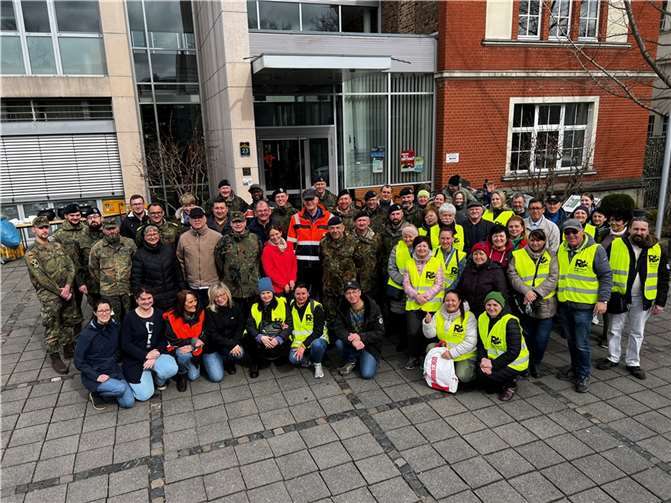 In drei Stunden kamen so rund 30 Säcke Flugmüll mit Zigarettenkippen, Plastikmüll, Flaschen und auch einem weggeworfenen Kinderwagen zusammen. Quelle: Stadt Rheinbach
