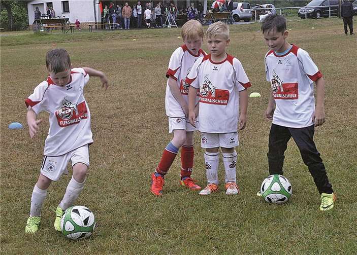In drei Tagen wurden den Kindern und Jugendlichen von Fußballlehrern des FC Köln fußballerische Feinheiten vermittelt.