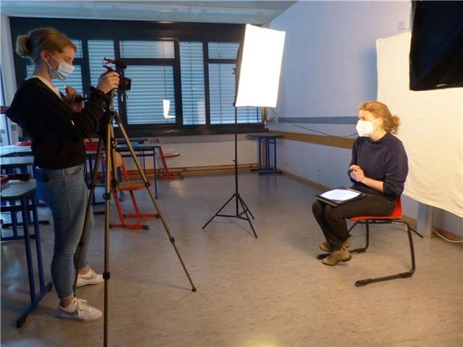 In eigenverantwortlicher Arbeit trafen sich alle Beteiligten nachmittags, um gemeinsam die Wahlprogramme zu lesen, Drehbücher zu schreiben, die erforderliche Technik zu beschaffen und die Clips zu schneiden.Foto: privat