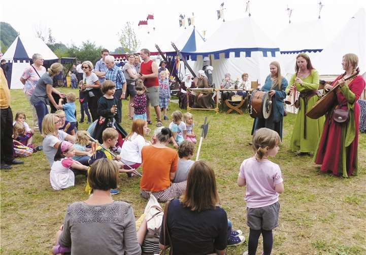 In ein Feldlager mit viel Spiel und Musik hatte sich die Weide an der Tomburg verwandelt.