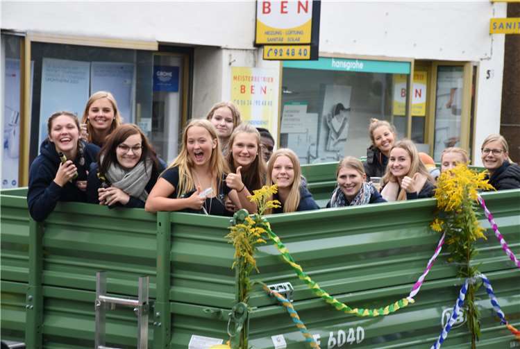 In einem Anhänger machten die Maimädchen den Kirmesumzug mit.