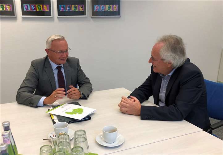 In einem Arbeitsgespräch erörtern Professor Dr. Wolfgang Goetzke (rechts), Vorstand der Gesundheitsregion KölnBonn, und Landrat Achim Hallerbach, die nächsten Schritte der Entwicklung zukunftsgerichteter Maßnahmen zur Sicherung der medizinischen Versorgung für den ländlichen Raum.Kreisverwaltung Neuwied