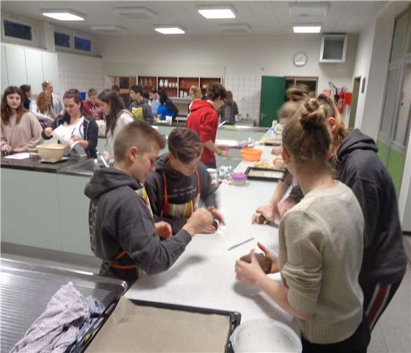 In einem Backprojekt lernten die französischen Kinder gemeinsam mit ihren Austauschpartnern wie die typisch deutschen Weihnachtsplätzchen gebacken werden.