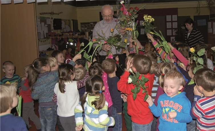 In einem Blumenmeer versank Mathias Mölleken, als die Kinder mit ihm seine Ernennung zum Superintendenten feierten. privat
