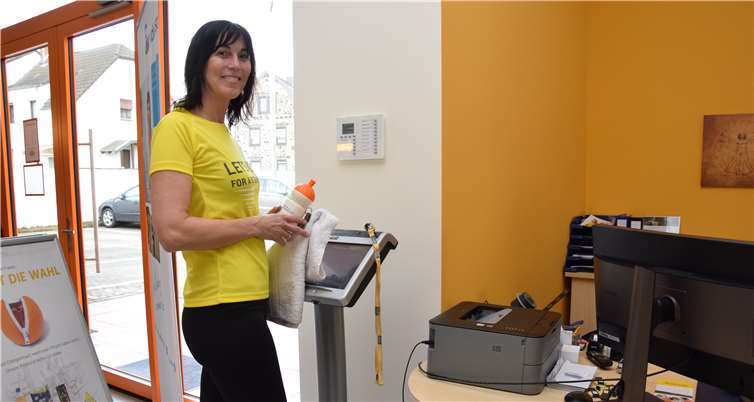 In einem Computer werden die Moves der Kampagnen-Teilnehmer– zu erkennen an den gelben Motto-Shirts - gespeichert.