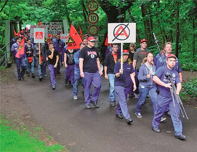 In einem Demonstrationszug marschierten Auszubildende vom Walzwerk zum Parkrestaurant.