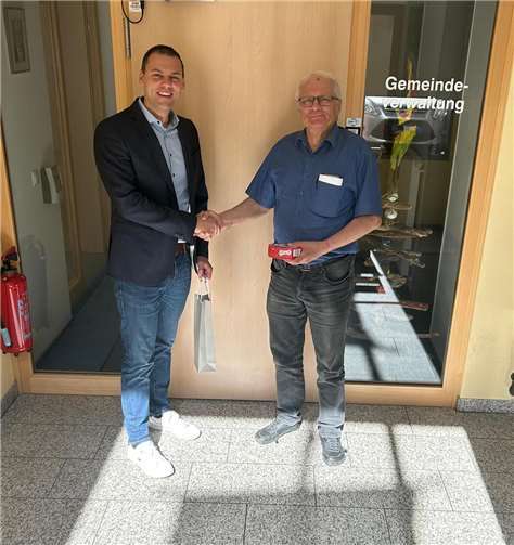 In einem Erfahrungsaustausch bedankte sich Ortsbürgermeister Florian Heyden bei Herrn Gilles für sein ehrenamtliches Engagement. Foto: privat