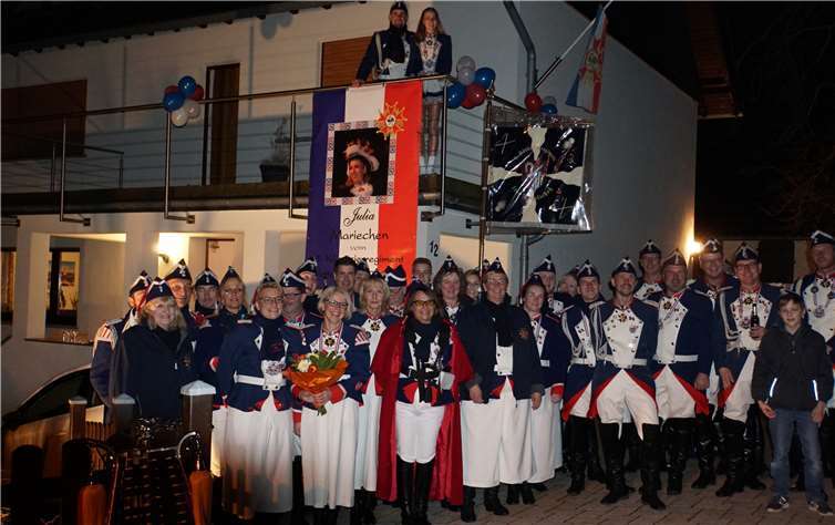 In einem Fackelzug zogen die Kürassiere zum Haus von Mariechen Julia, wo die Hausdekoration übergeben wurde. Foto: privat