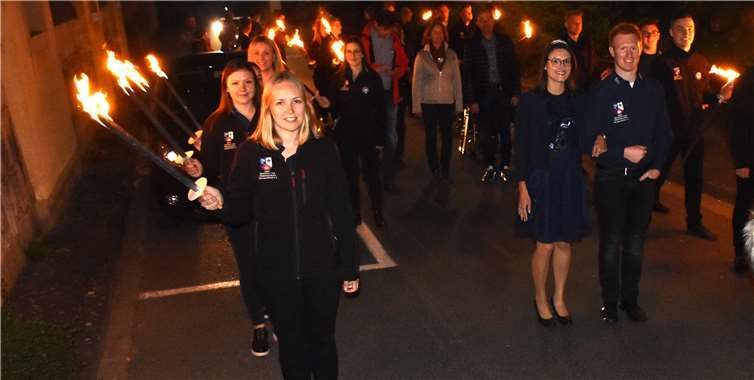 In einem Fackelzug zogen die Mitglieder desBMV Hausen mitsamt Königspaar durch den Ort. Fotos: HEP