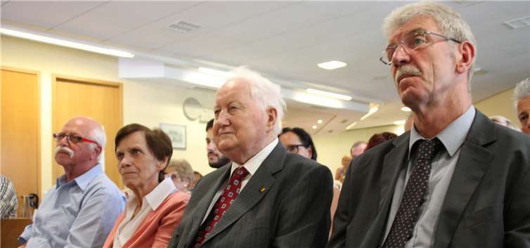 In einem Festakt in der Bausenberghalle wurde Klemens Jeub (2. v.r.) zum Ehrenbürger von Niederzissen ernannt.