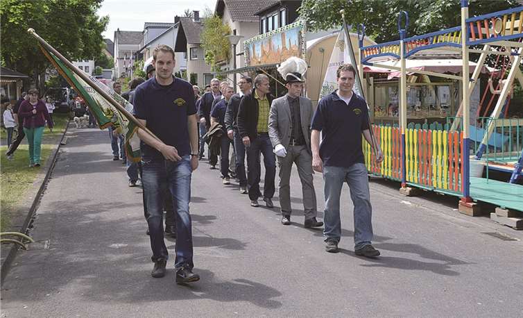 In einem Festzug holten die Junggesellen König Frank Krämer ab und geleiteten in zum Königsball.