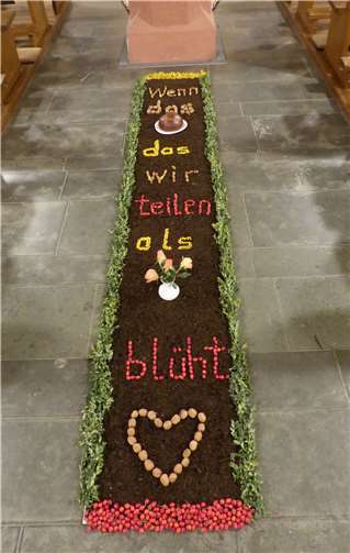 In einem Früchtebild fanden die Wünsche der Gläubigen beim Erntedankfest in Weidenhahn ihren Ausdruck.