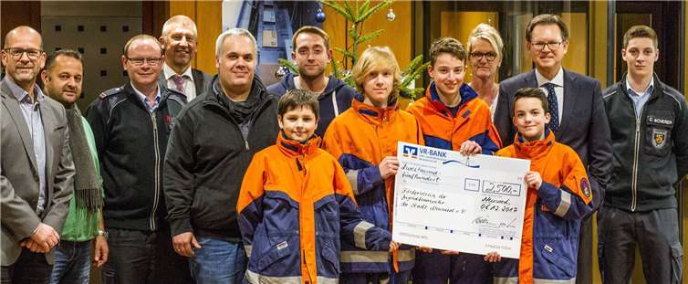 In einem Gespräch, bei dem zum Abschluss die Spende übergeben wurde, tauschten sich aus hinten von links: Fred Gross, Jörg Dickenschied, Dennis Gerhard, Günter Visse, Christoph Wild, Dennis Haberer, Silke Lutter, Franz-J. Köllner, Christian Scherer. Vordere Reihe: die Jugendfeuerwehrkinder Moritz Ludat, Jérémie Fallait, Johannes Kötting, Luca Hatzmann. privat